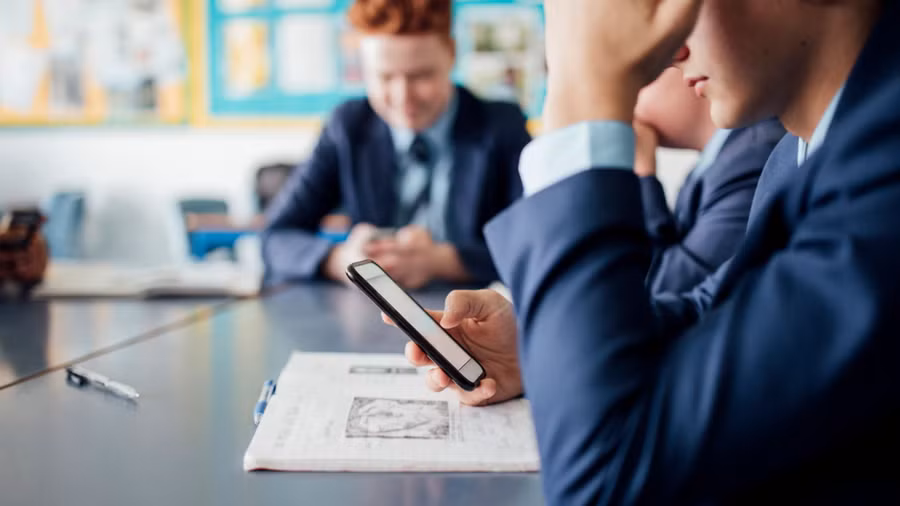 Hà Lan cấm điện thoại di động trong lớp học từ năm 2024. 