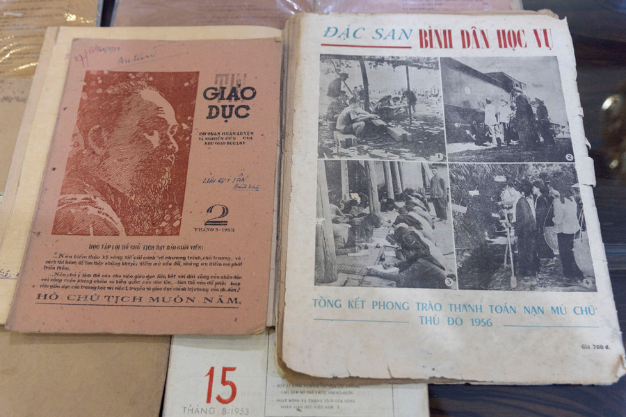 Tạp chí Tin giáo dục và Đặc san Bình dân học vụ được phát hành năm 1953 và 1956. Tạp chí Tin giáo dục và Đặc san Bình dân học vụ được phát hành năm 1953 và 1956.