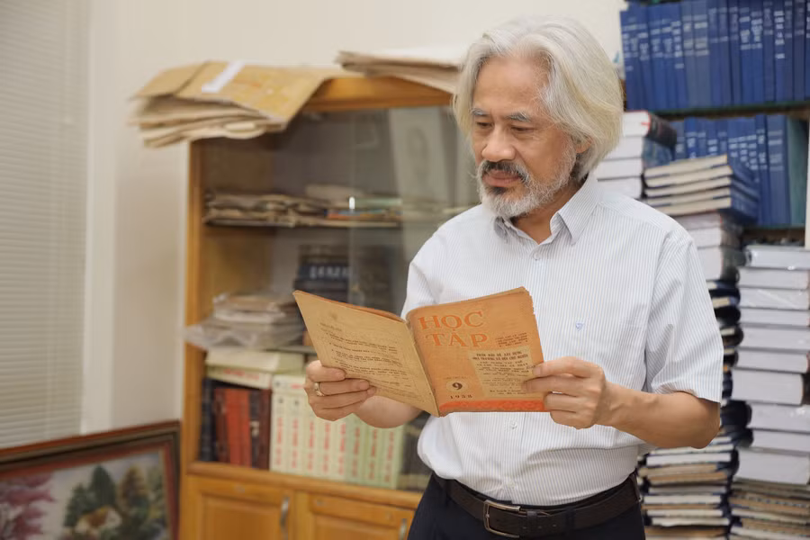 Ông Nguyễn Phi Dũng nâng niu, trân trọng từng tờ báo xưa đã được ông cất công sưu tầm.