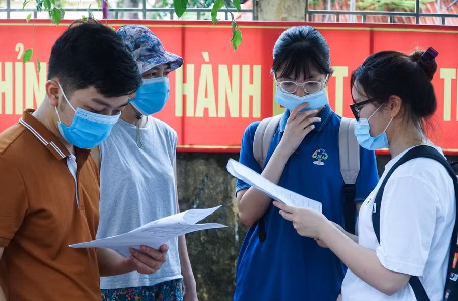 Các thí sinh, phụ huynh bàn luận về đề thi sau khi kết thúc môn thi.