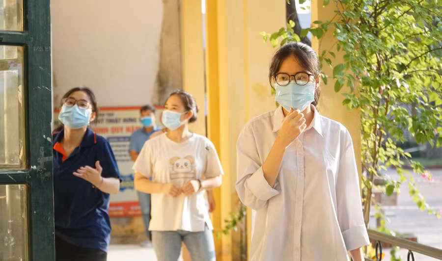 TS tham dự môn thi Ngữ văn trong sáng nay tại tỉnh Hưng Yên.