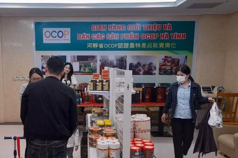 Gian hàng sản phẩm OCOP Hà Tĩnh được trưng bày trong Công ty Formosa.
