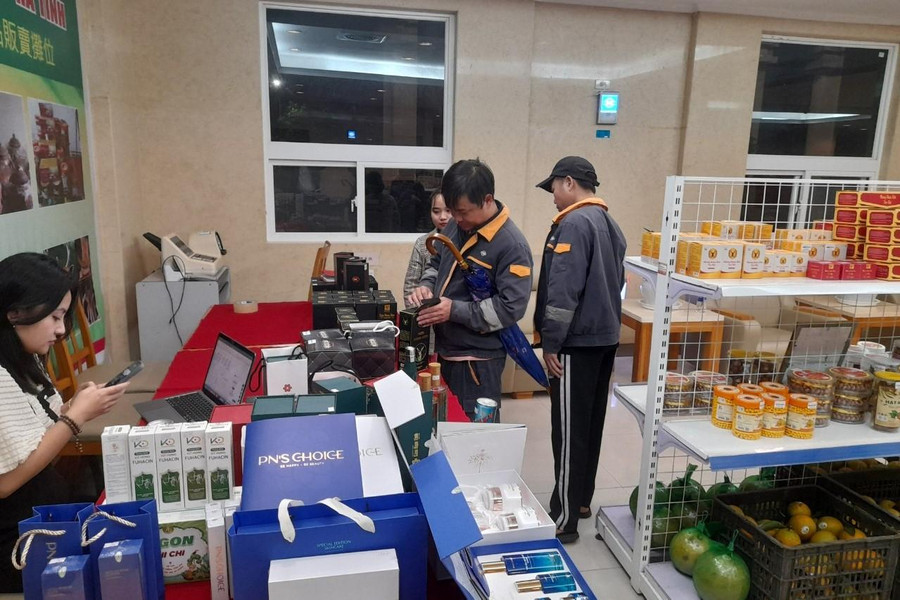 Gian hàng có nhiều sản phẩm chất lượng, đặc trưng của Hà Tĩnh để nhân viên của công ty Formosa lựa chọn. Gian hàng có nhiều sản phẩm chất lượng, đặc trưng của Hà Tĩnh để nhân viên của công ty Formosa lựa chọn.