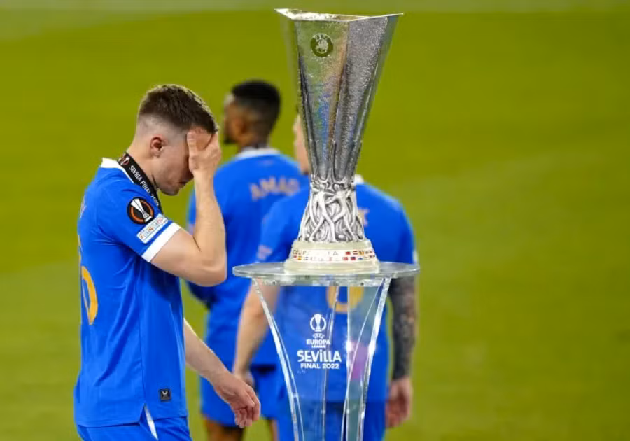 Tiền vệ người xứ Wales không dám nhìn vào chiếc cúp giành cho nhà vô địch.