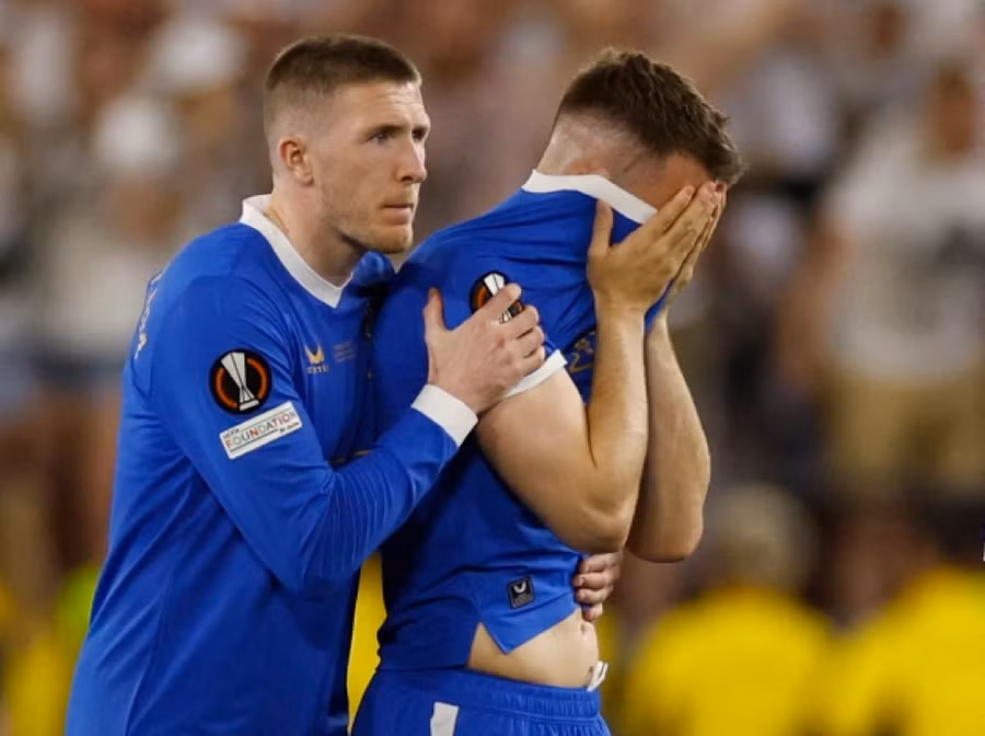 Đồng đội an ủi Aaron Ramsey...