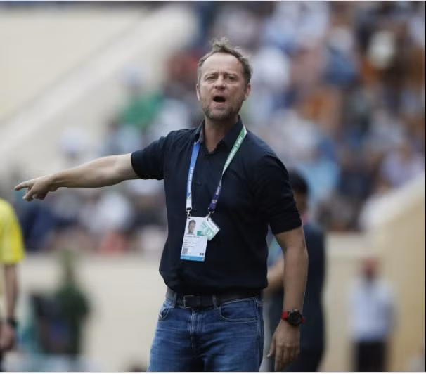 Chiến lược gia Mano Polking “nổ vang trời” khi đội nhà U23 Thái Lan đánh bại U23 Indonesia.