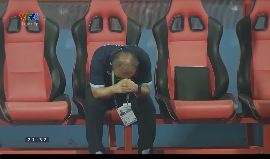 Biểu cảm của thầy Park sau khi trọng tài nổi hồi còi kết thúc 120 phút và Việt Nam vào chung kết.