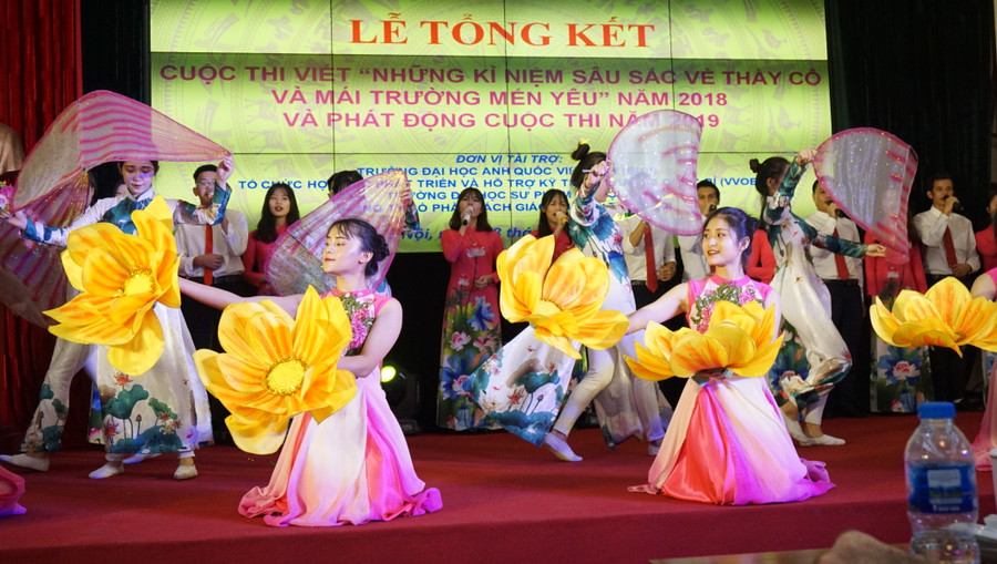 Tiết mục văn nghệ chào mừng lễ tổng kết