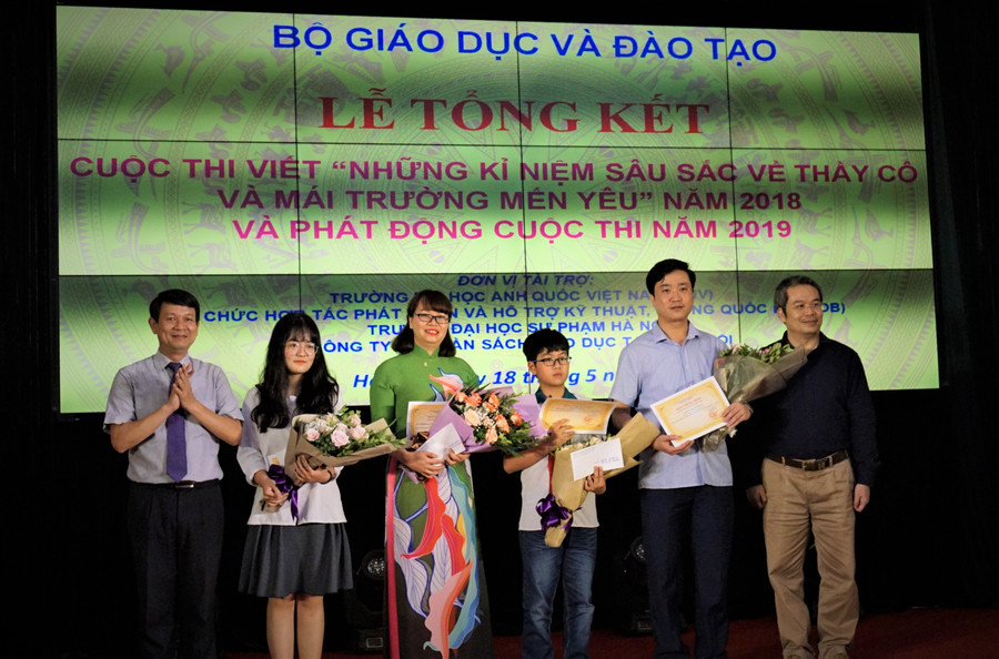 BTC đã chọn và trao 4 giải phụ cho các tác giả BTC đã chọn và trao 4 giải phụ cho các tác giả