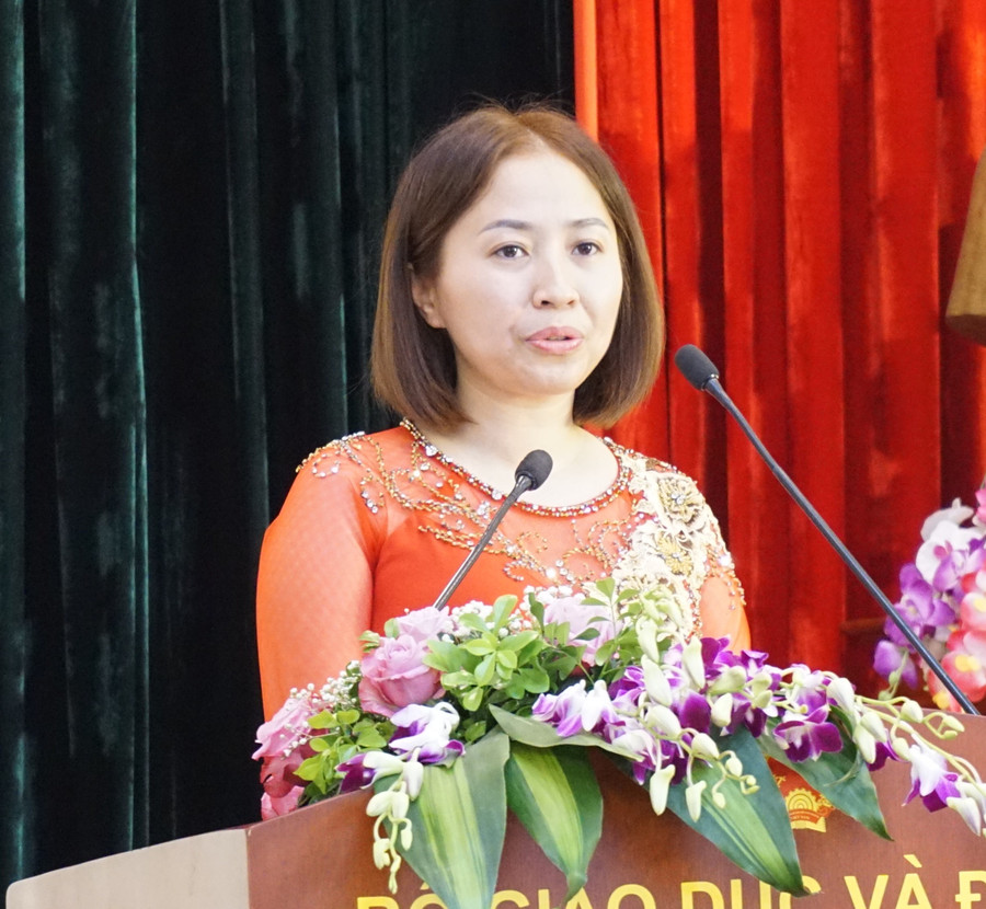 Cô giáo Nguyễn Thanh Bình phát biểu tại lễ tổng kết Cô giáo Nguyễn Thanh Bình phát biểu tại lễ tổng kết