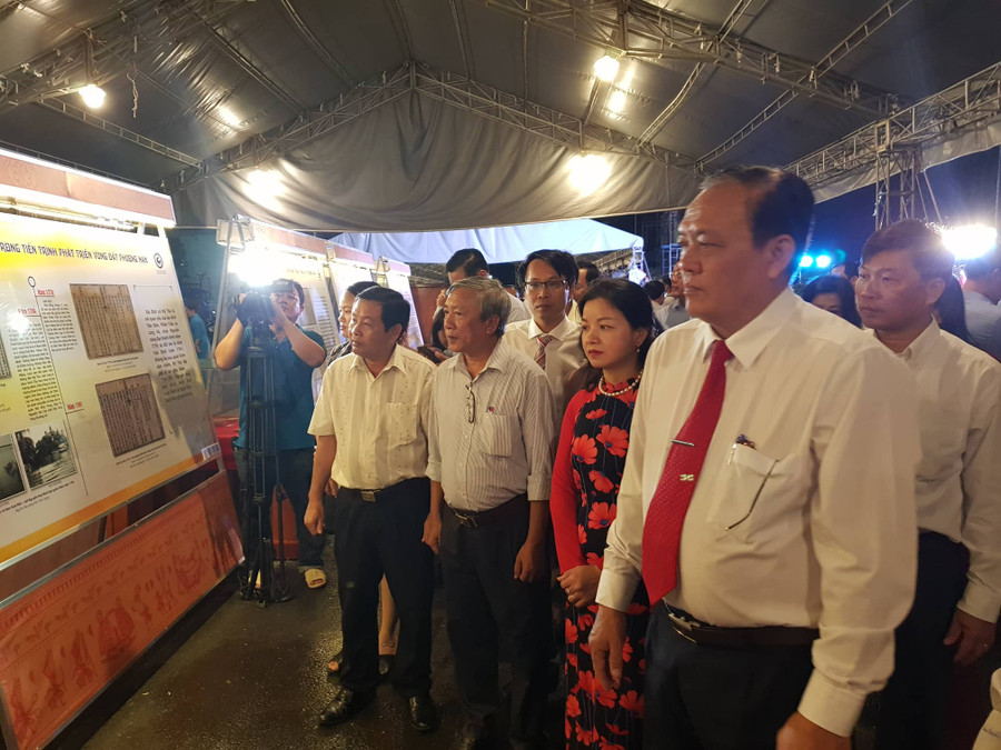 Các đại biểu tham quan triển lãm Các đại biểu tham quan triển lãm