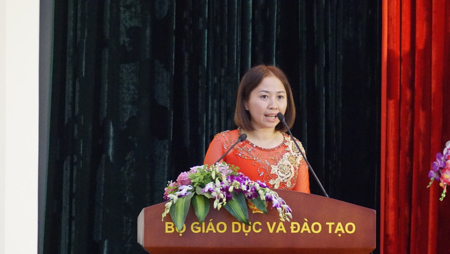 Cô giáo Nguyễn Thanh Bình phát biểu tại lễ trao giải