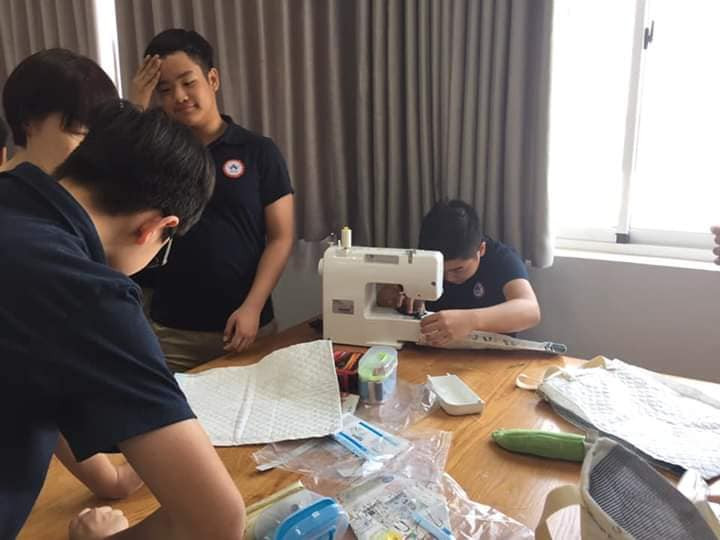 HS hào hứng với giờ học may