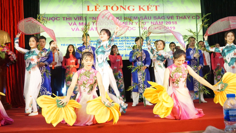 Tiết mục văn nghệ chào mừng lễ tổng kết