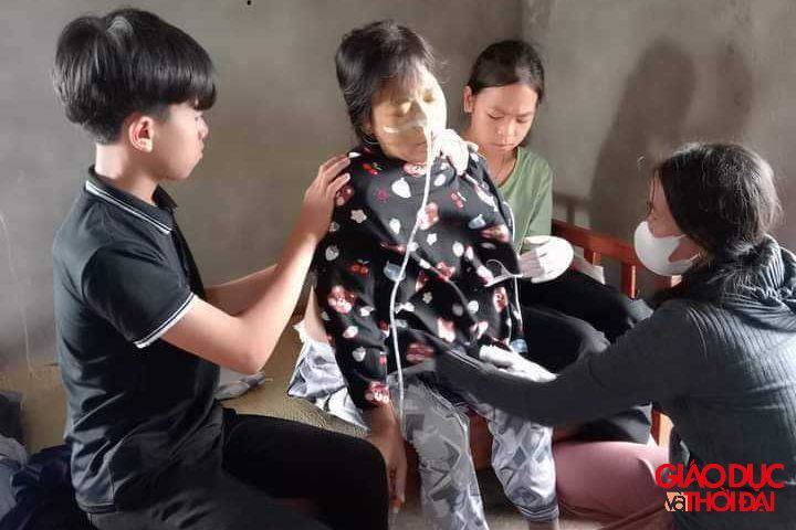 Bà con láng giềng thăm nom, giúp đỡ và động viên chị Hòa. Bà con láng giềng thăm nom, giúp đỡ và động viên chị Hòa.