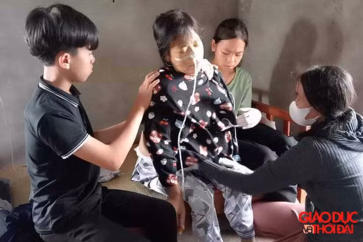 Bà con láng giềng thăm nom, giúp đỡ và động viên chị Hòa.