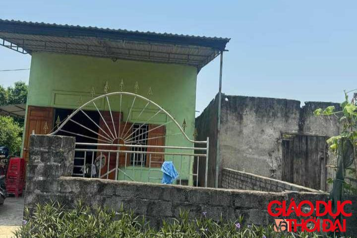 Trong căn nhà cấp 4 nóng nực vỏn vẹn vài chục mét vuông... Trong căn nhà cấp 4 nóng nực vỏn vẹn vài chục mét vuông...