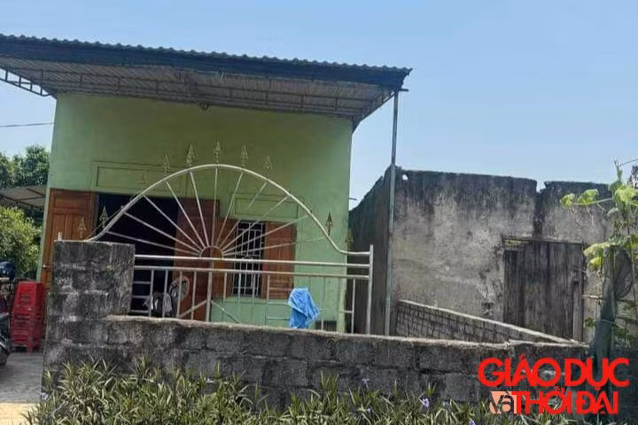 Trong căn nhà cấp 4 nóng nực vỏn vẹn vài chục mét vuông...