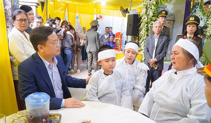 Ông Nguyễn Thanh Bình - Phó Chủ tịch thường trực UBND tỉnh Thừa Thiên Huế đến thăm hỏi, động viên và chia buồn với gia đình Trung tá Trần Duy Hùng. (Ảnh: Cổng thông tin điện tử Thừa Thiên Huế)