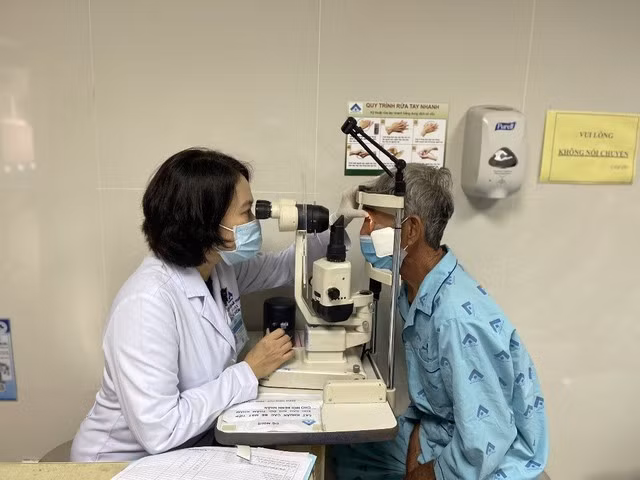 Khám mắt cho bệnh nhân tại Bệnh viện Mắt TPHCM. (Ảnh: Internet)