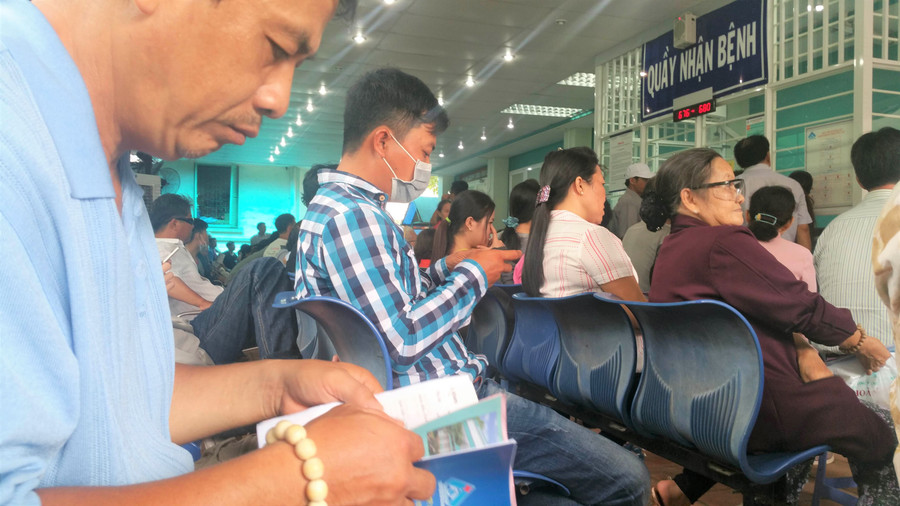 Bệnh nhân chờ khám mắt tại Bệnh viện Mắt TPHCM. (Ảnh: Hiếu Nguyễn) Bệnh nhân chờ khám mắt tại Bệnh viện Mắt TPHCM. (Ảnh: Hiếu Nguyễn)