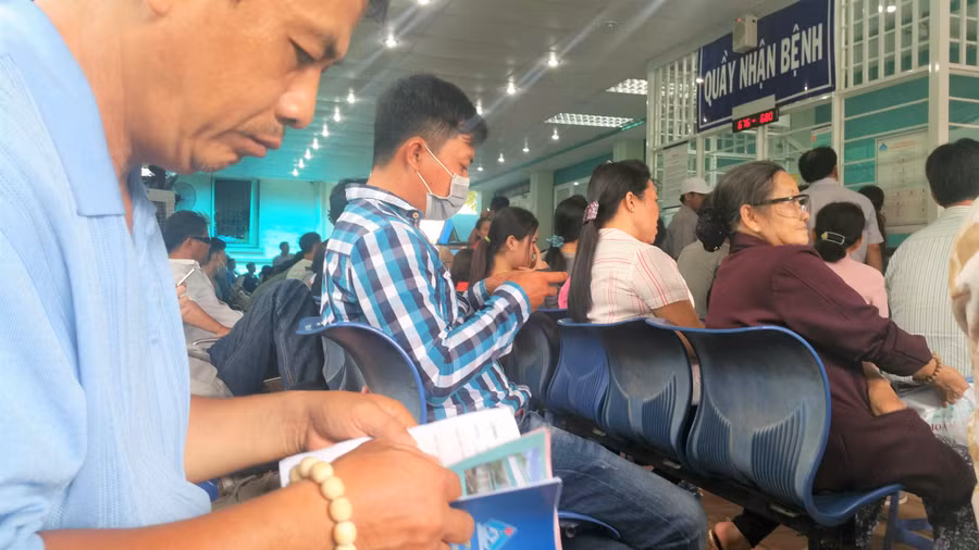 Bệnh nhân chờ khám mắt tại Bệnh viện Mắt TPHCM. (Ảnh: Hiếu Nguyễn)