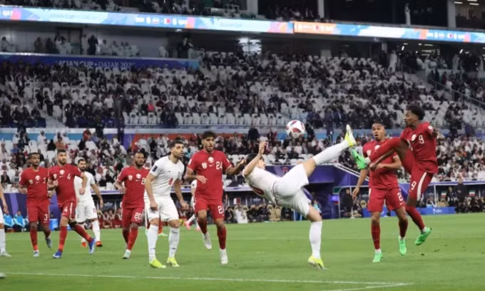 Azmoun tung người móc bóng trong tình huống mở tỷ số cho Iran.