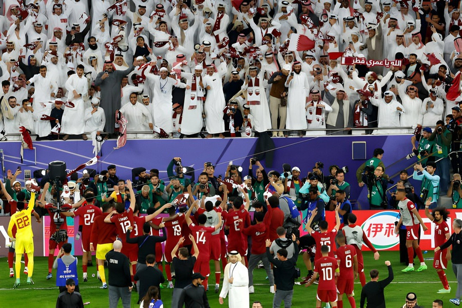 Niềm vui của các cầu thủ và cổ động viên Qatar khi thắng ngược Iran để vào chung kết Asian Cup 2023.