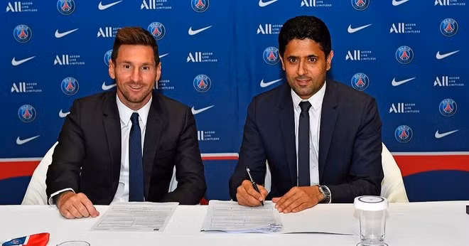 Messi ký hợp đồng với Chủ tịch PSG.