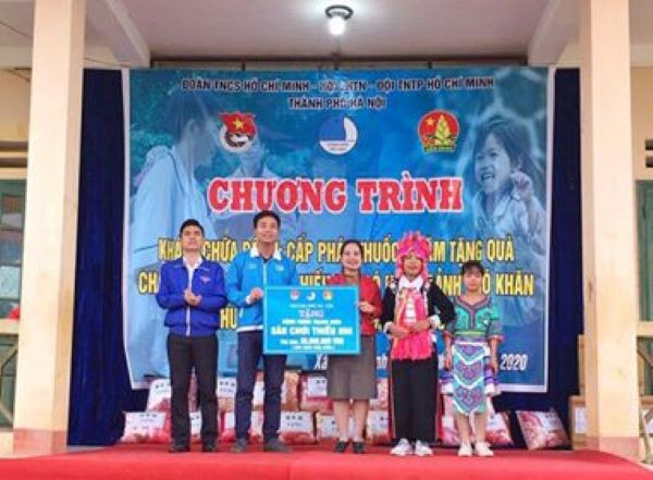Tặng quà trị giá 500 triệu đồng cho nhân dân miền núi