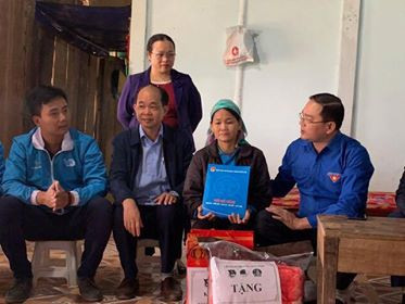 Tuổi trẻ Thủ đô tặng quà cho hộ nghèo Tuổi trẻ Thủ đô tặng quà cho hộ nghèo