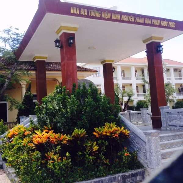 Nhà bia tưởng niệm Thám hoa tại Trường THPT Phan Thúc Trực.