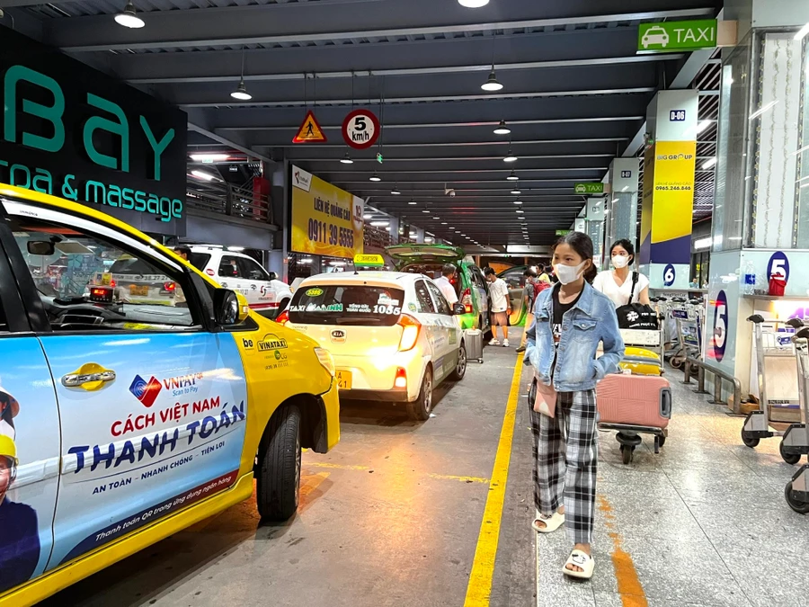 Không để xảy ra tình trạng 'thổi giá' taxi tại sân bay