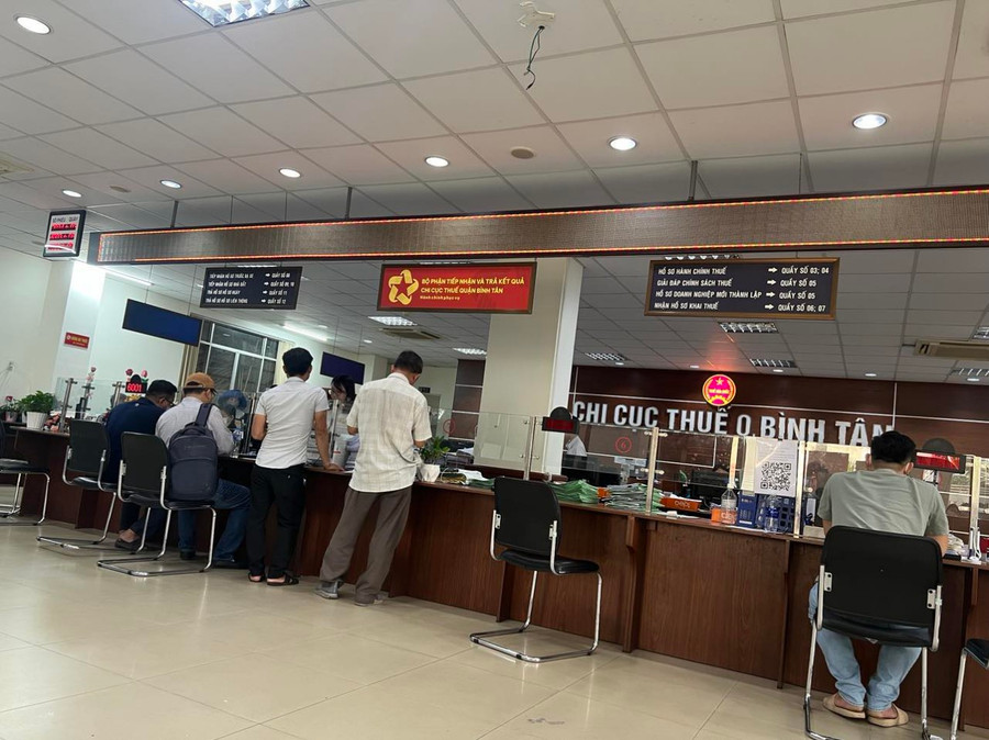 Người dân thực hiện khai thuế tại UBND quận Bình Tân. (Ảnh: H.N)