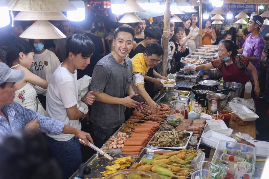 Không gian ẩm thực với đa dạng món ăn từ nhiều vùng miền như bánh dân gian, trái cây, các đặc sản đặc trưng của các tỉnh thành. Ảnh: QT.