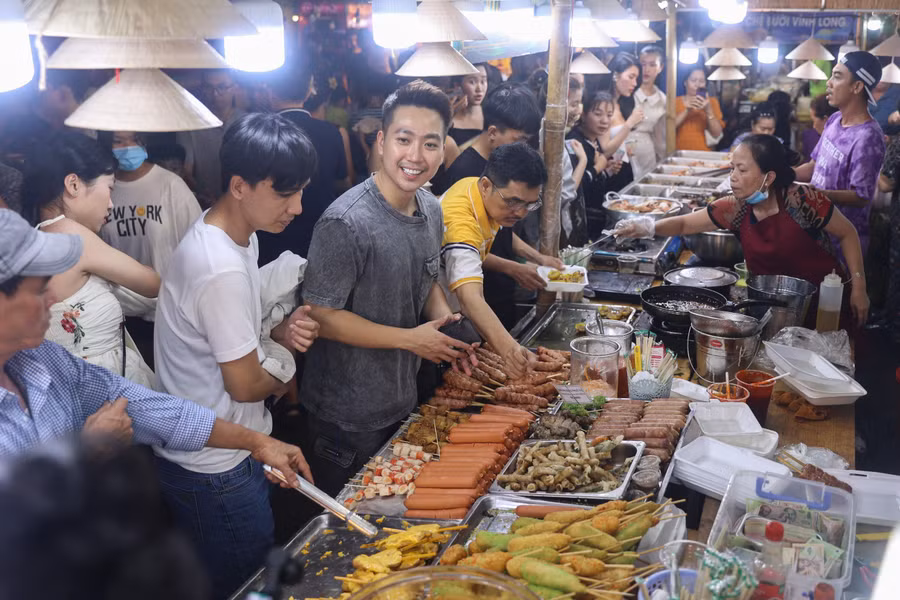 Không gian ẩm thực với đa dạng món ăn từ nhiều vùng miền như bánh dân gian, trái cây, các đặc sản đặc trưng của các tỉnh thành. Ảnh: QT.