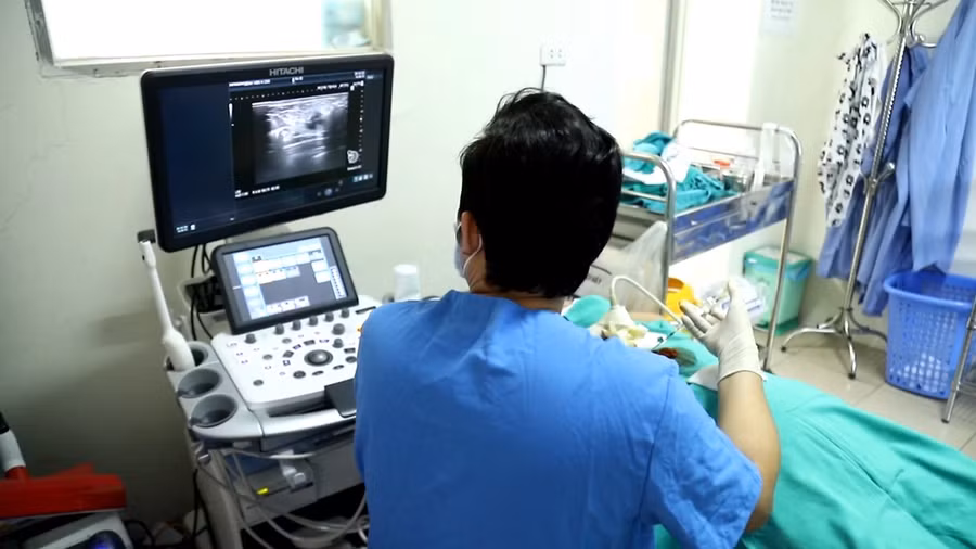 Những người mắc bệnh lý nền không nên lơ là việc thăm khám. Ảnh: Bệnh viện K