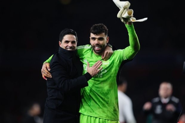 Thủ thành David Raya là người hùng trong loạt sút luân lưu giúp Arsenal vào tứ kết và sẽ đối đầu với Bayern Munich. Thủ thành David Raya là người hùng trong loạt sút luân lưu giúp Arsenal vào tứ kết và sẽ đối đầu với Bayern Munich.