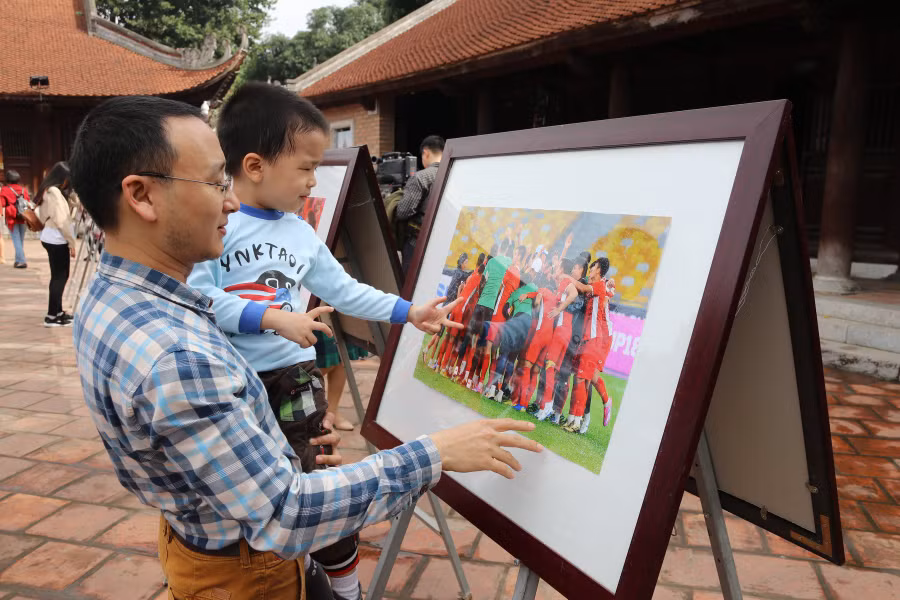 Khán giả tham quan triển lãm