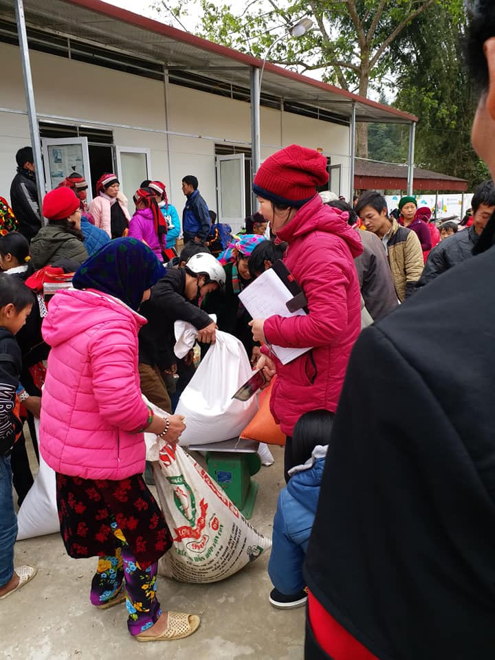 Nhà trường phát gạo cho học sinh về ăn tết Nhà trường phát gạo cho học sinh về ăn tết