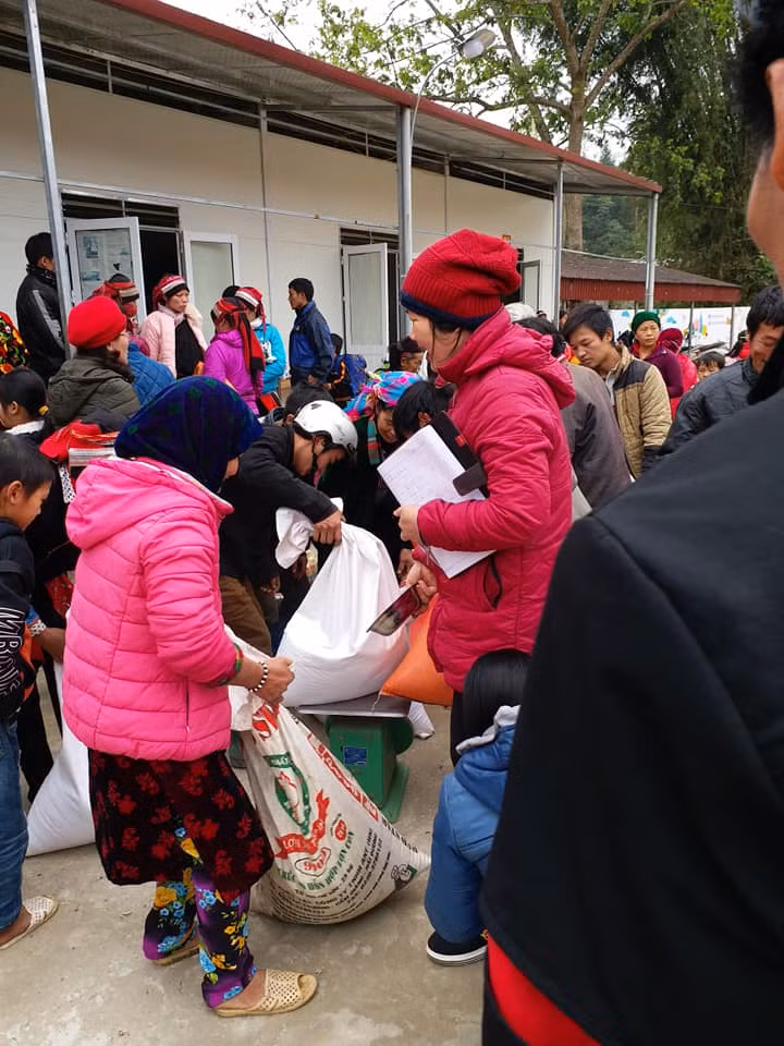 Nhà trường phát gạo cho học sinh về ăn tết