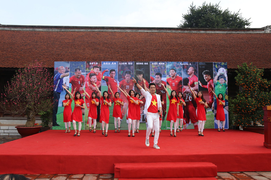 Tiết mục văn nghệ tại buổi lễ khai mạc Triển lãm Tiết mục văn nghệ tại buổi lễ khai mạc Triển lãm