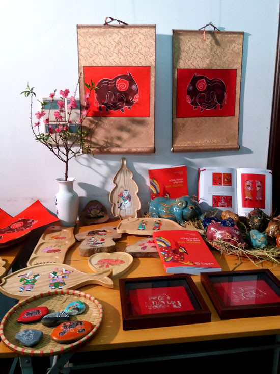 Các mẫu tranh Kim Hoàng trở lại đời sống.