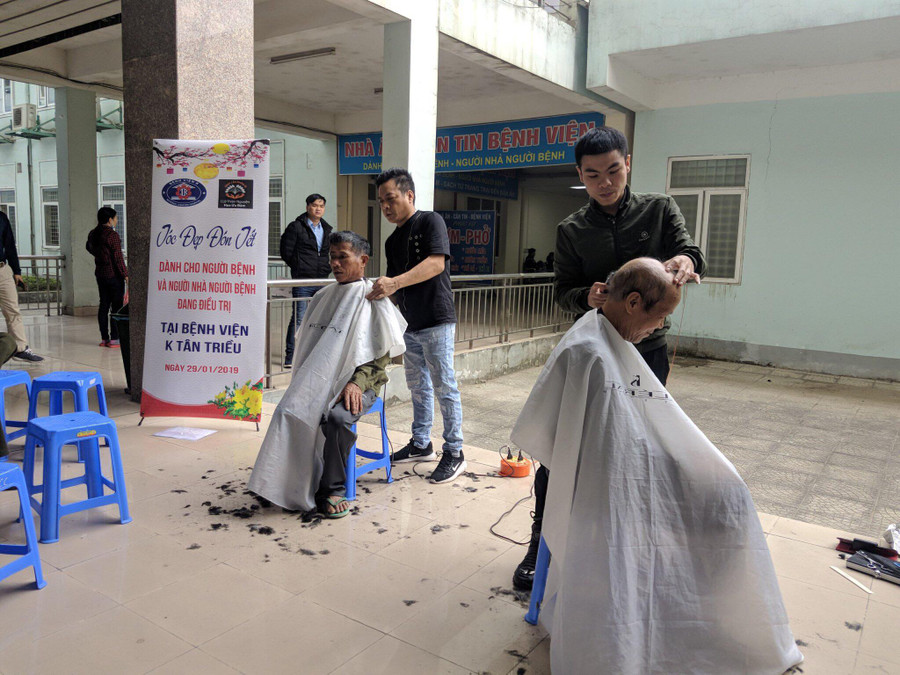 Ngay từ sáng sớm, các bệnh nhân đã nô nức hẹn nhau xuống sảnh của ngày hội "Tóc đẹp đón Tết” để có được mái tóc đẹp. Ngay từ sáng sớm, các bệnh nhân đã nô nức hẹn nhau xuống sảnh của ngày hội "Tóc đẹp đón Tết” để có được mái tóc đẹp.