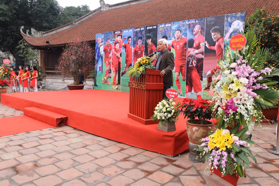 Nhà sử học Dương Trung Quốc chia sẻ tại triển lãm