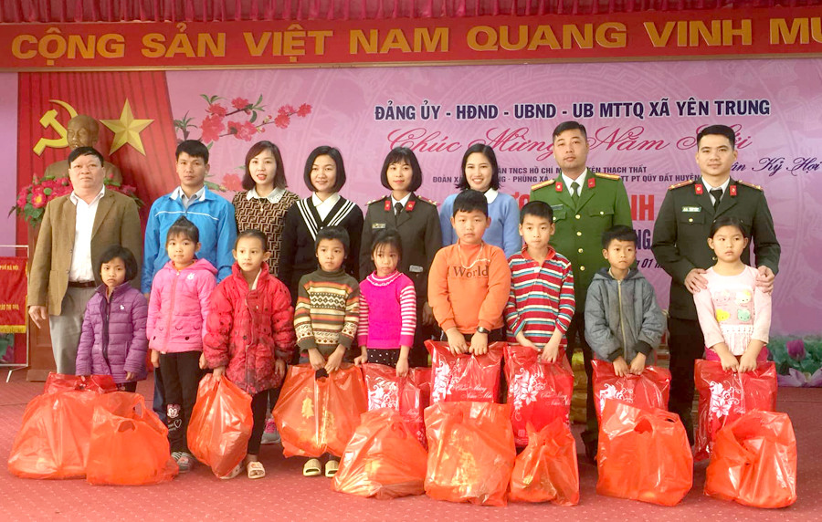 Mang Tết ấm đến với học sinh nghèo Mang Tết ấm đến với học sinh nghèo