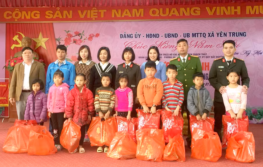 Mang Tết ấm đến với học sinh nghèo