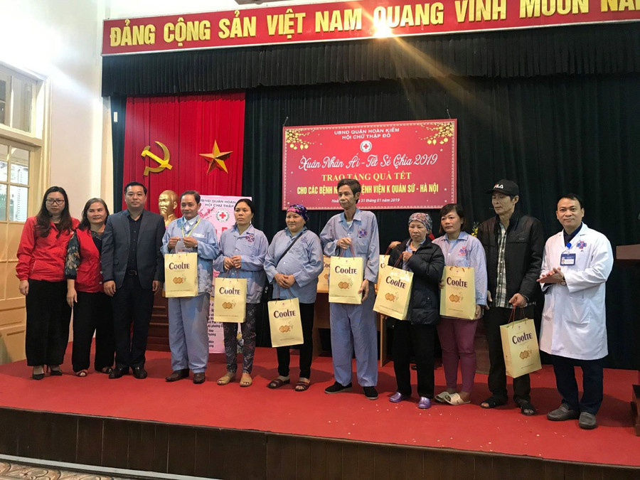 Trao quà cho bệnh nhân có hoàn cảnh khó khăn Trao quà cho bệnh nhân có hoàn cảnh khó khăn