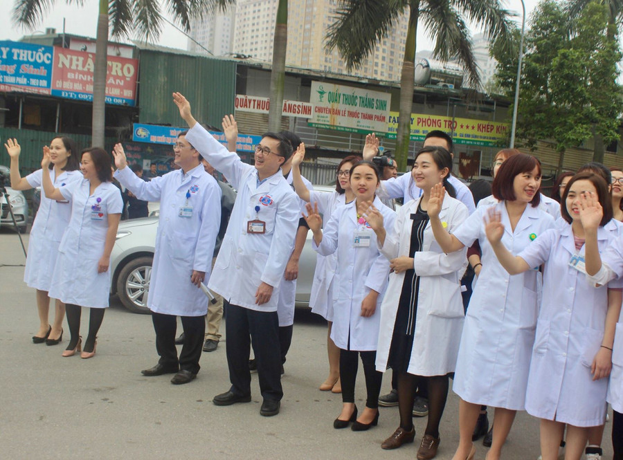 Các bác sĩ chào các bệnh nhân lên đường về quê ăn tết Các bác sĩ chào các bệnh nhân lên đường về quê ăn tết