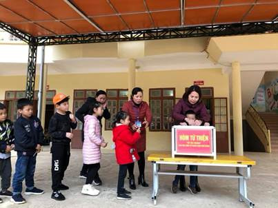 Lê quyên góp ủng hộ học sinh khó khăn của Trường Tiểu học Tây Tiến Lê quyên góp ủng hộ học sinh khó khăn của Trường Tiểu học Tây Tiến